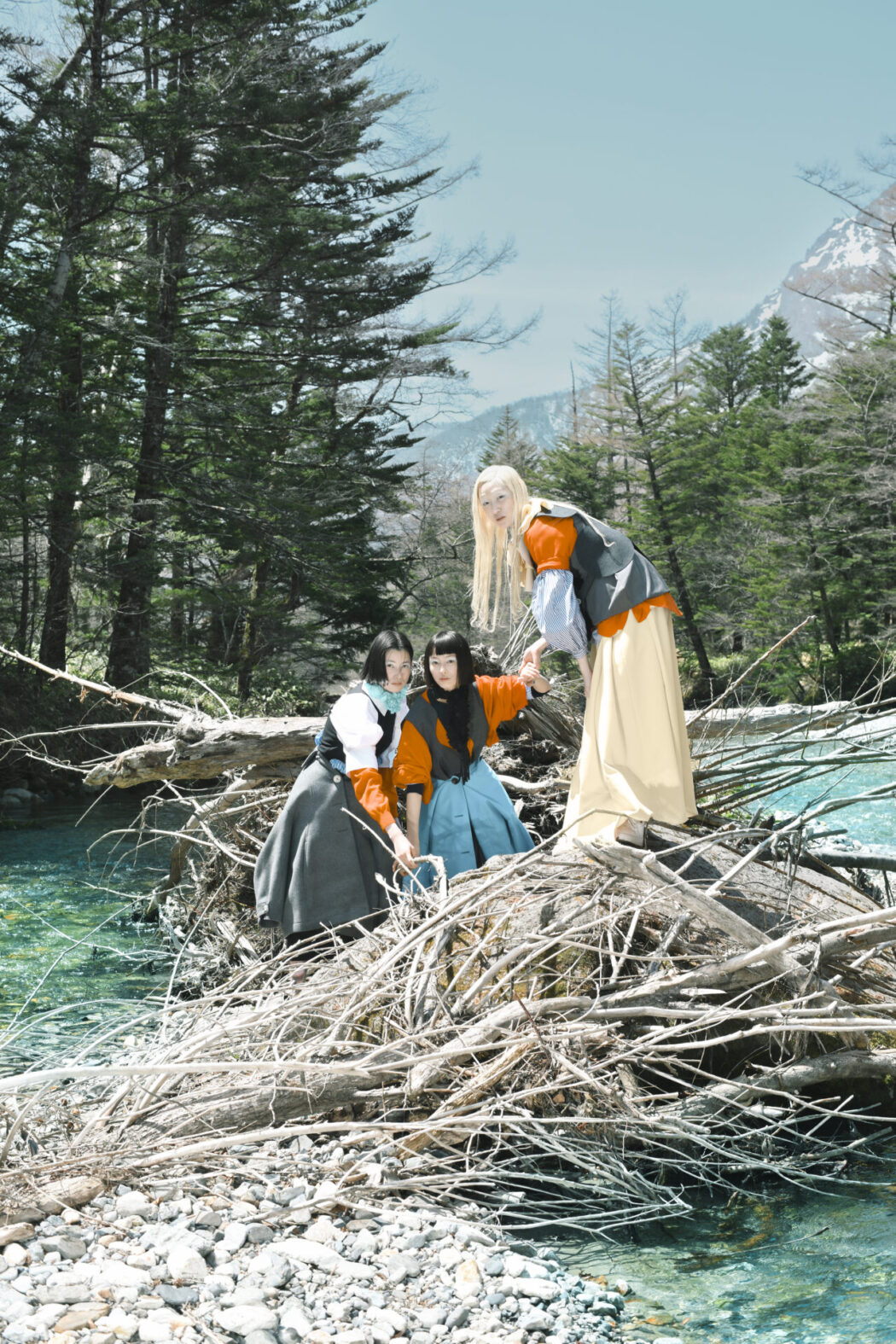 Hair by Yusuke Morioka
ENFÖLD 2023 Pre Fall LOOK